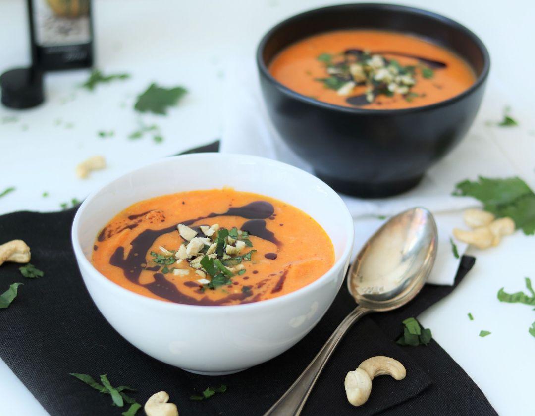 Rezeptbild: Süßkartoffelsuppe mit Kürbiskernöl & Cashewnüssen