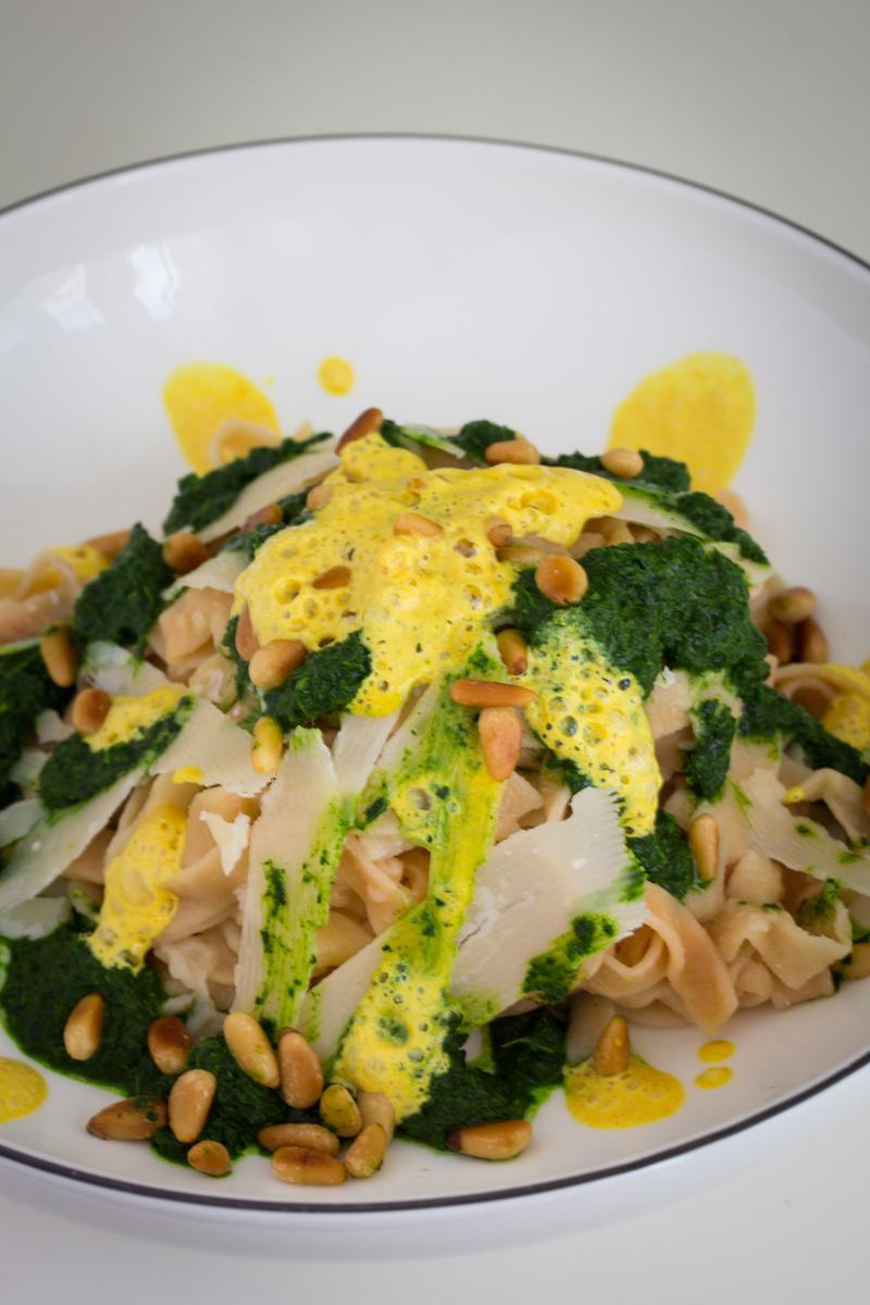 Rezeptbild: Tagliatelle mit Grünkohlpesto und Kurkuma-Zitronen-Schaum