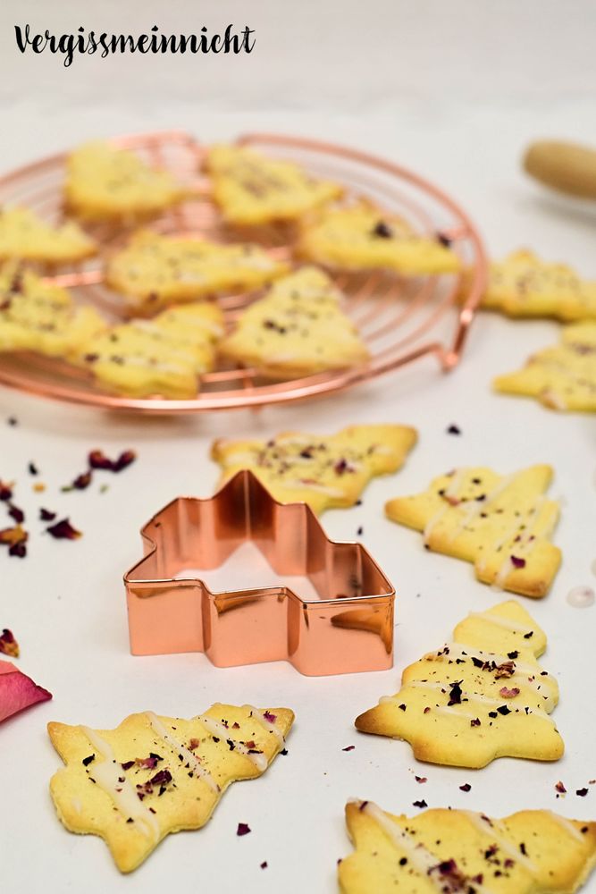 Rezeptbild: Butterplätzchen mit Rosenblüten von meiner Uroma