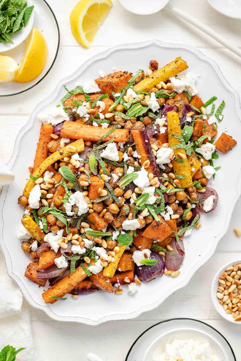 Rezeptbild: Gebackenes Gemüse und Kichererbsen mit Zatar, Minze & Feta