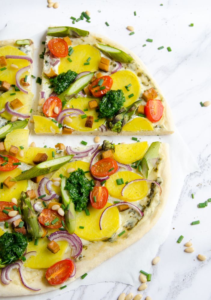 Rezeptbild: Bärlauch-Pizza mit Spargel, Kartoffeln und Räuchertofu