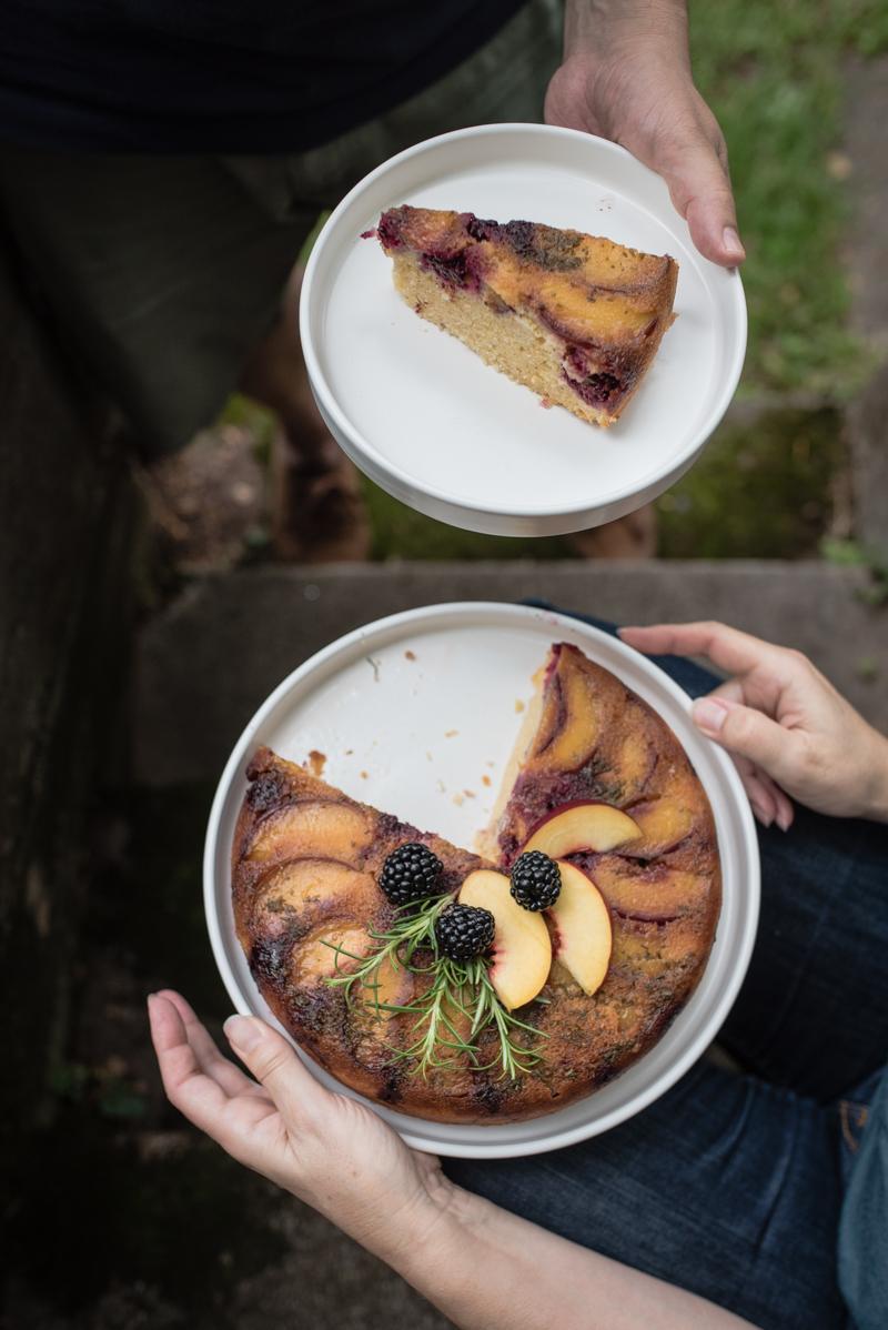 Rezeptbild: brombeer nektarinen upside down kuchen mit rosmarinkaramell, brauner butter und rumsirup