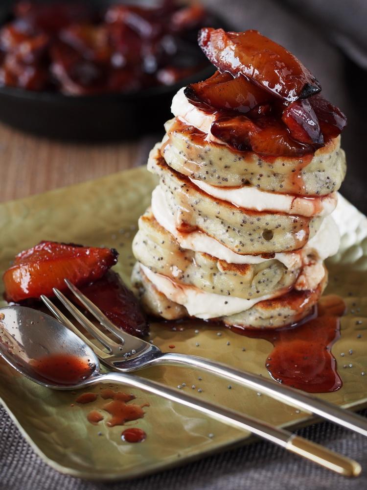 Rezeptbild: Mohn-Hefe-Pfannküchlein mit Honig-Ricotta und gerösteten Pflaumen