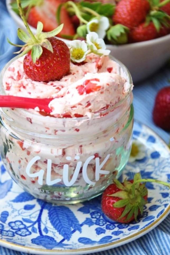 Rezeptbild: Erdbeer-Butter, Frühstücksglück in Rosa