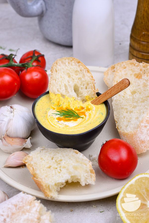 Rezeptbild: Schneller Curry Dip mit Joghurt oder Schmand