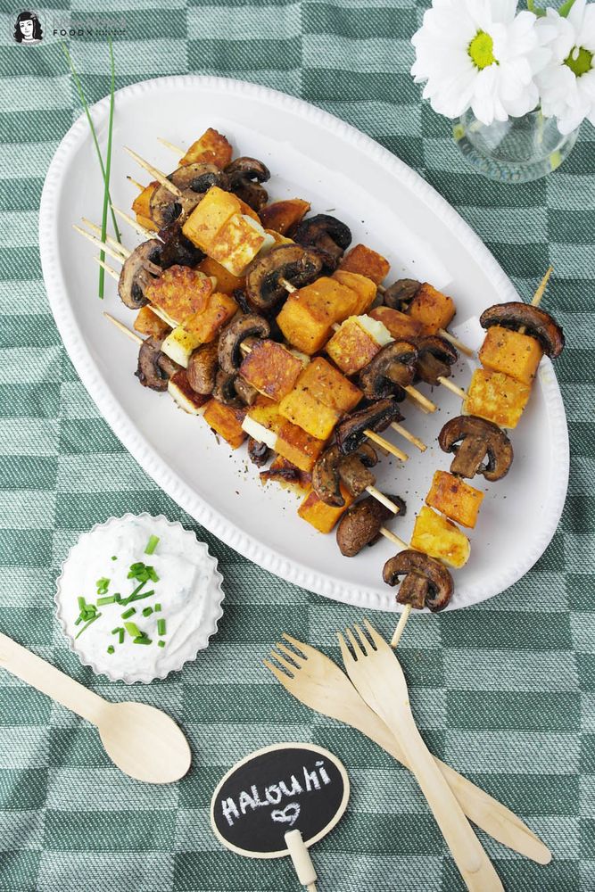 Rezeptbild: Halloumi-Süßkartoffel-Champignon-Spieße mit würzigem Kräuterquark