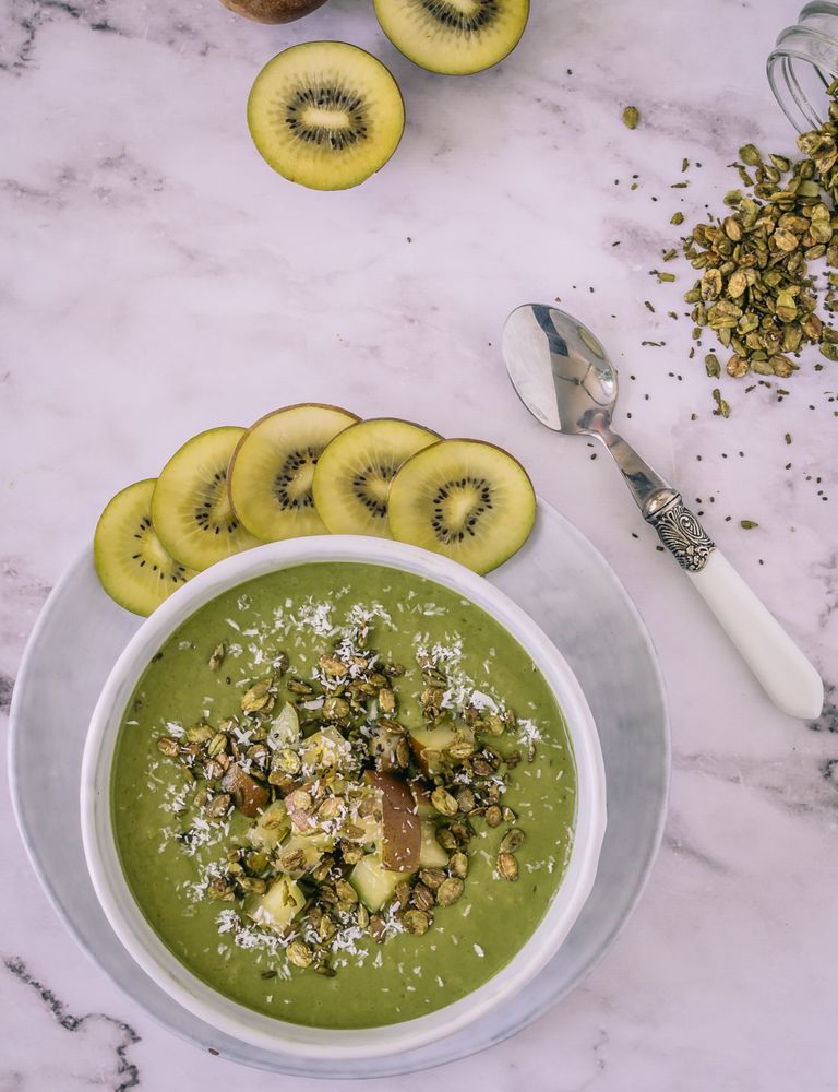 Rezeptbild: Kiwi Bowl mit geröstetem Matcha Müsli