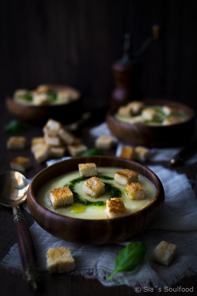 Rezeptbild: Pastinaken-Cremesuppe mit Basilikum-Öl und Croutons