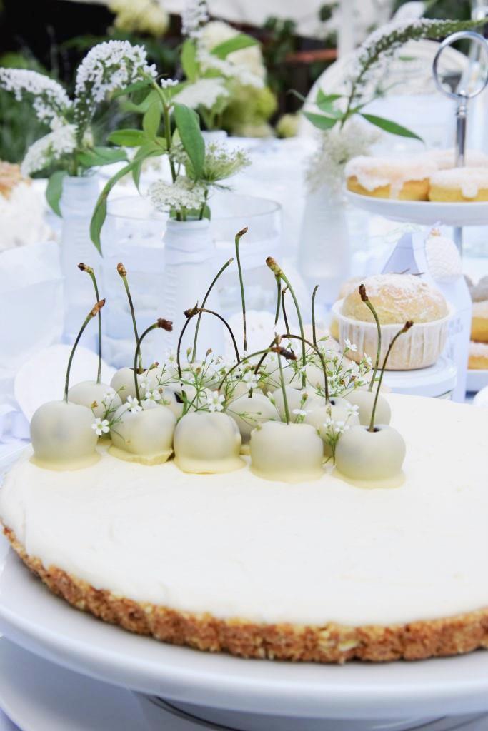 Rezeptbild: No Bake White Chocolate Cheesecake mit Cantuccini-Boden und weißen Kirschen