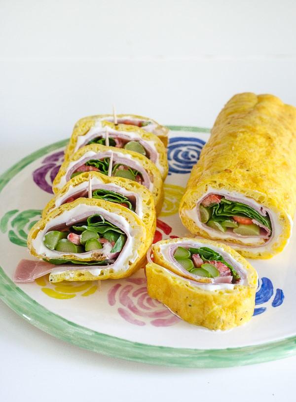 Rezeptbild: Low Carb Rolle gefüllt mit grünem Spargel, Erdbeeren und Kochschinken 