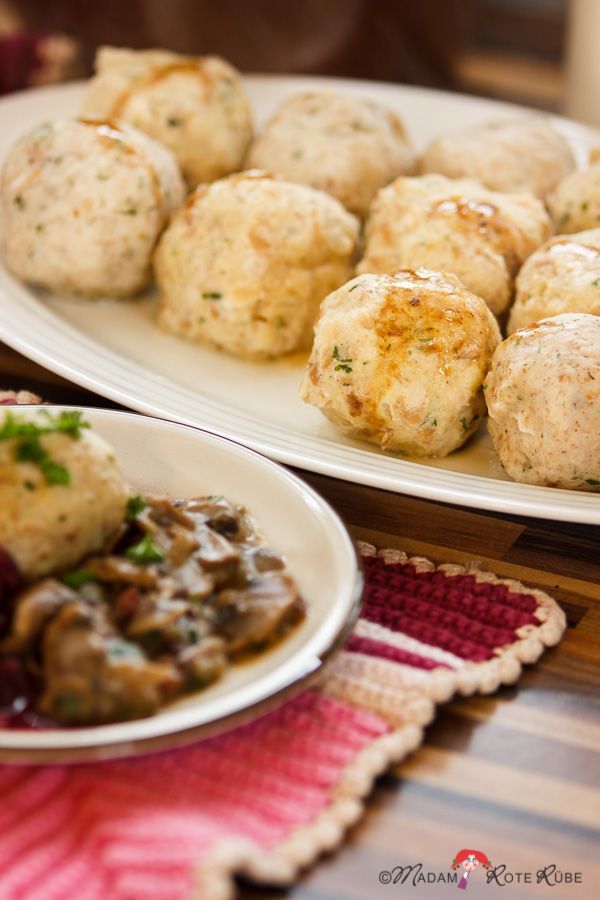Rezeptbild: Semmelknödel - Die perfekte Beilage zu Gerichten mit viel Sauce