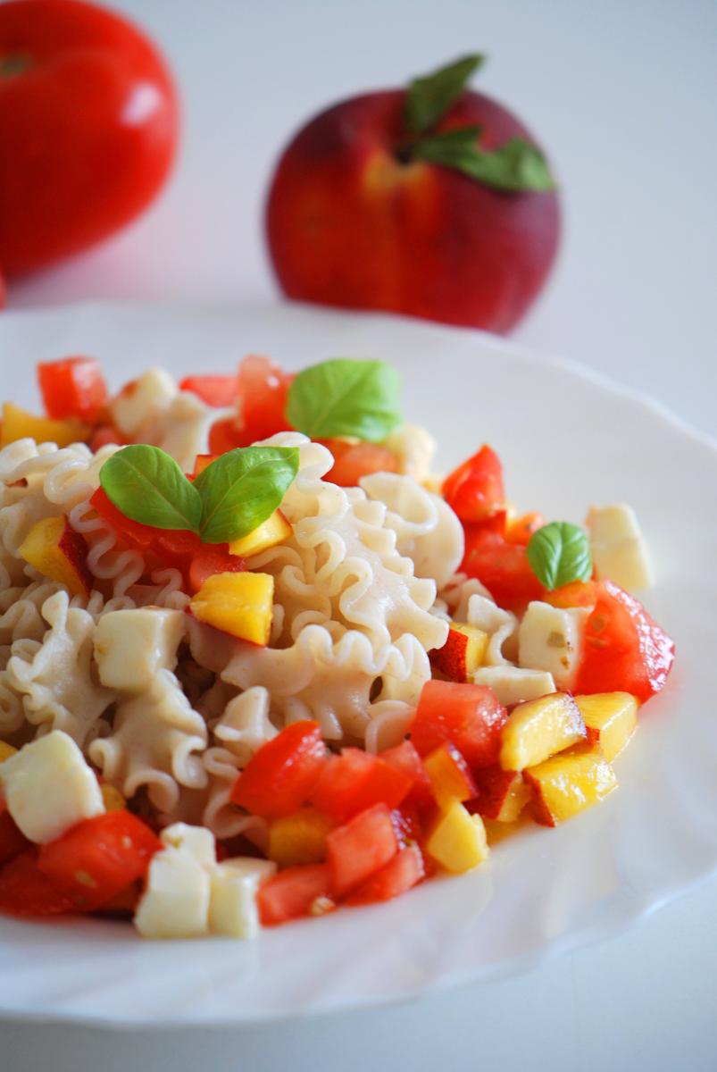 Rezeptbild: Sommerliche Pasta mit Tomate-Mozzarella und Pfirsich