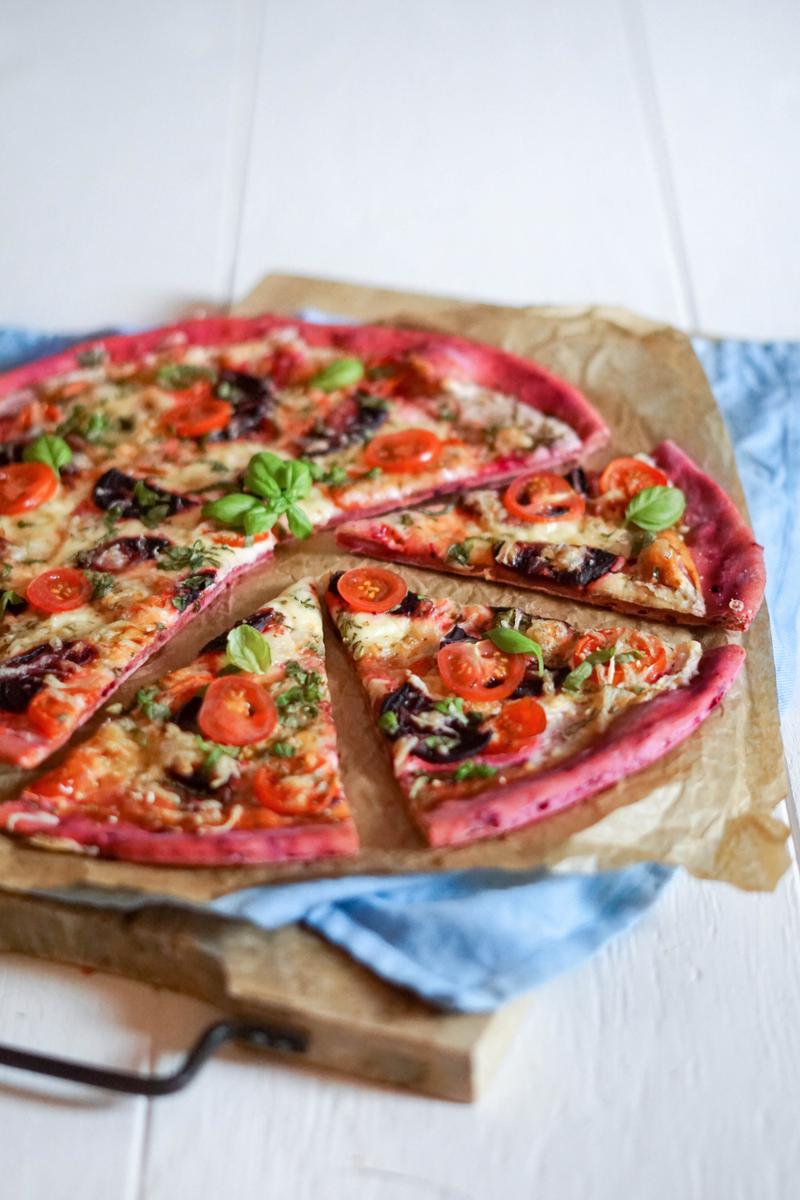 Rezeptbild: Rote Beete Pizza – einfach, knusprig, gesund und selbstgemacht