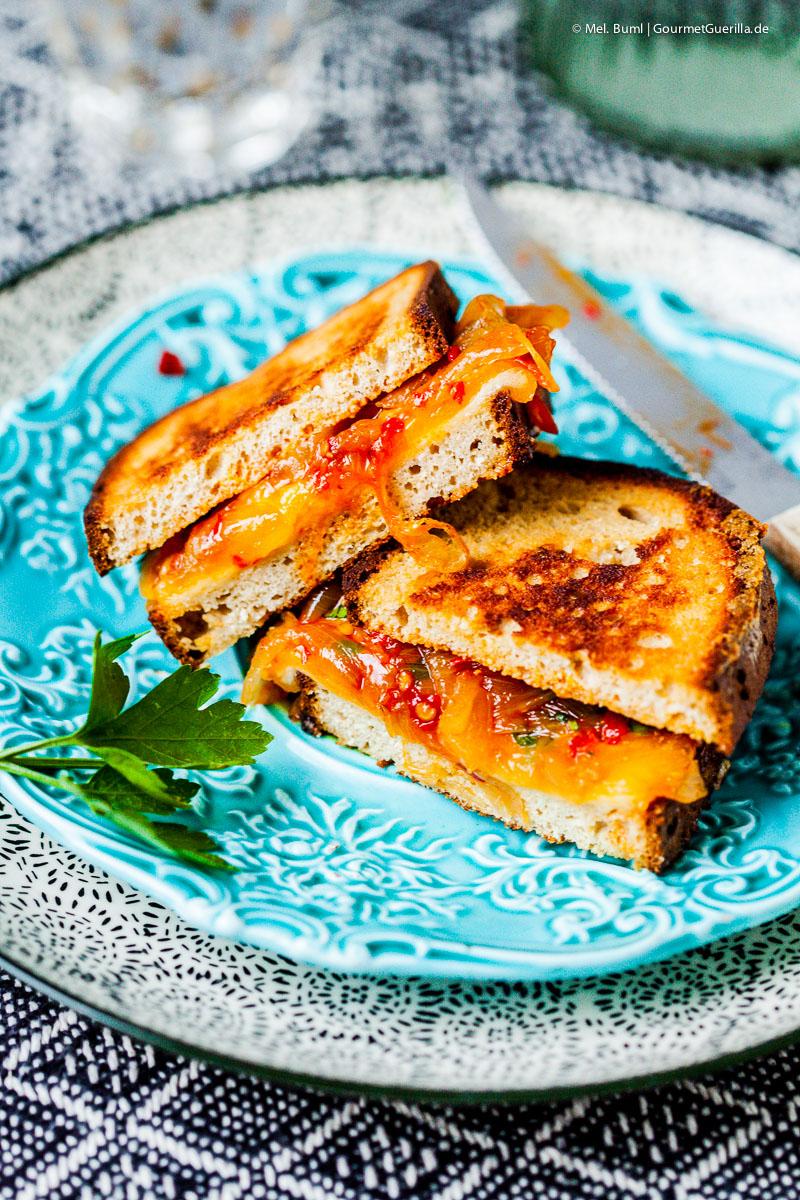 Rezeptbild: {LOW CARB} GRILLED DOUBLE CHEESE SANDWICH MIT KARAMELLISIERTEN CHILI-ZWIEBELN. 
