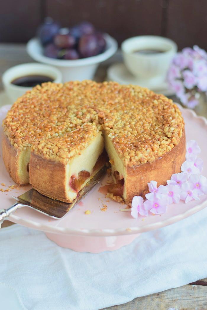 Rezeptbild: Mandel-Karamell Kuchen mit Pflaumen