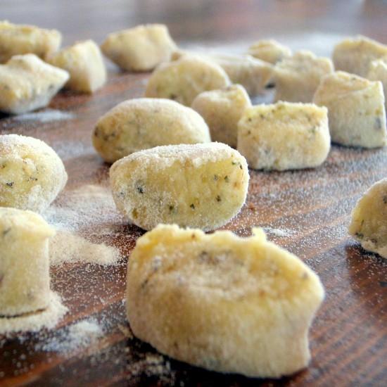 Rezeptbild: Kräuter-Gnocchi mit Tomaten und Spinat