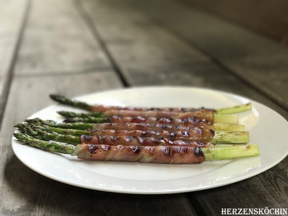 Rezeptbild: GRÜNER SPARGEL GEGRILLT IN SERRANO SCHINKEN GEWICKELT