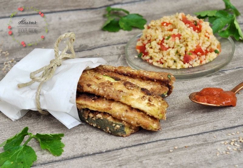Rezeptbild: Zucchini-Sticks mit Bulgur-Salat