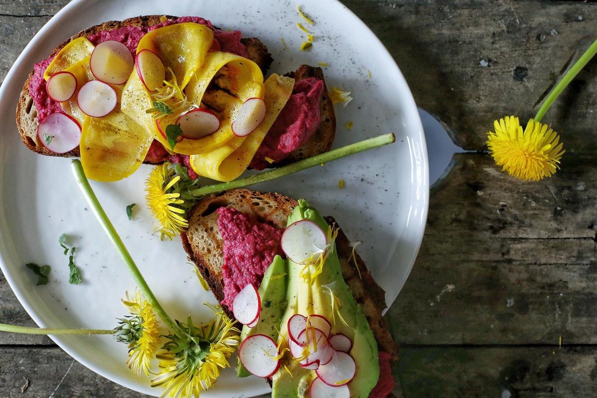 Rezeptbild: Frühlinsstulle mit Zucchini und Rote Bete