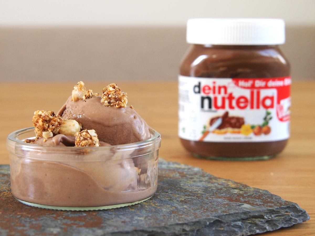 Rezeptbild: Nutellaeis mit Haselnusskrokant