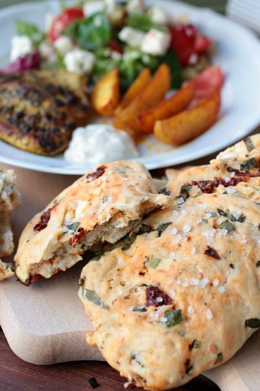 Rezeptbild: Gyrosschnitzel mit Salat, Kurkuma-Kartoffelspalten und Bärlauch-Tomaten-Feta-Brot 