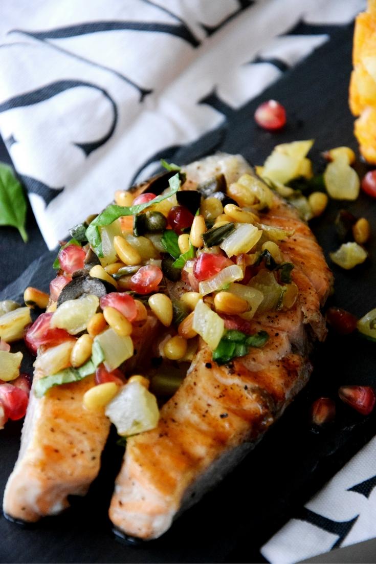 Rezeptbild: Gegrillter Lachs mit Pinienkern-Salsa (aus dem Film Bridget Jones' Baby)