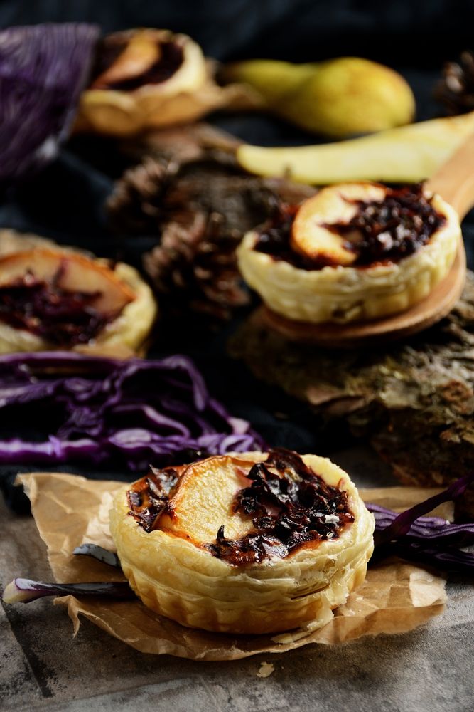 Rezeptbild: Herbstliche Rotkohl-Tartelette mit Birne