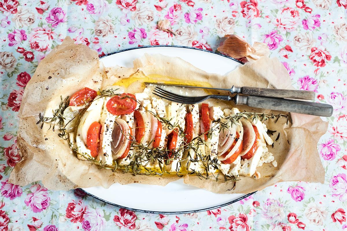 Rezeptbild: Schafskäse mit Tomaten und Zwiebeln überbacken