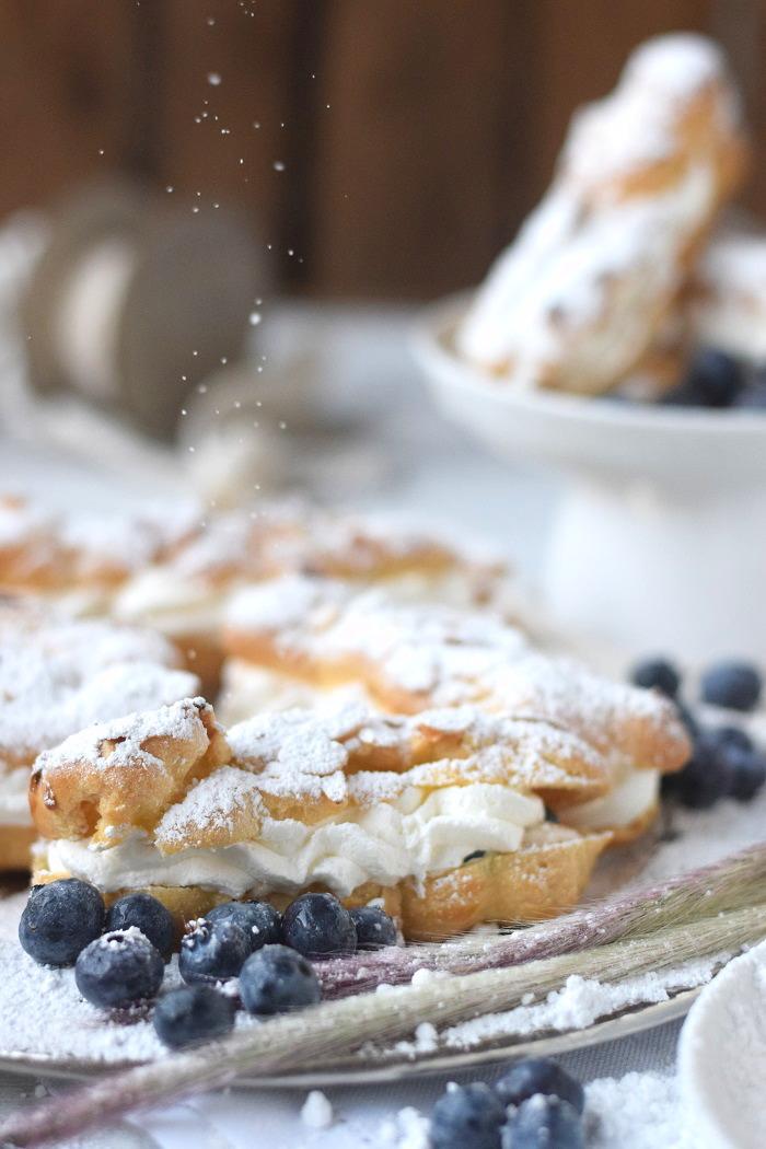 Rezeptbild: Windbeutel mit Mandeln und Blaubeeren