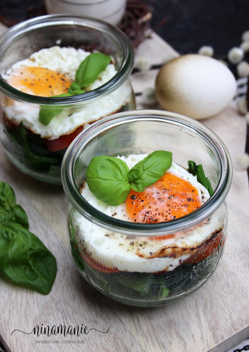 Rezeptbild: Spiegelei auf Spinat im Glas für den Osterbrunch