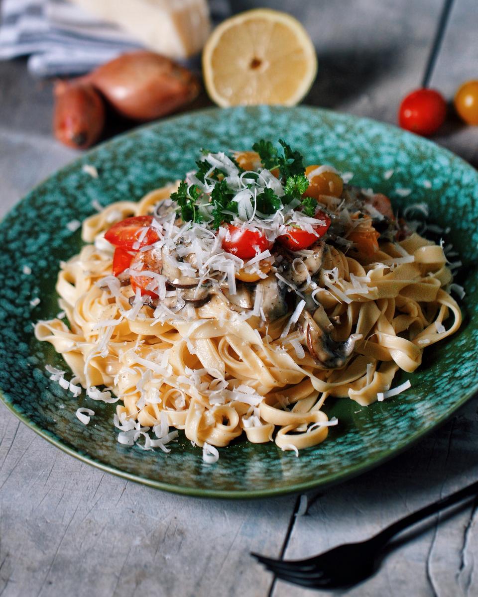 Rezeptbild: Zitronenpasta mit Champignonsoße 