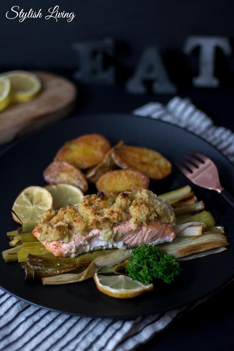 Rezeptbild: Ofenlachs mit Pankokruste, Lauch und Kartoffeln