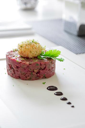 Rezeptbild: Beef Tatar mit frittiertem Dotter & Blaubeer-Senf