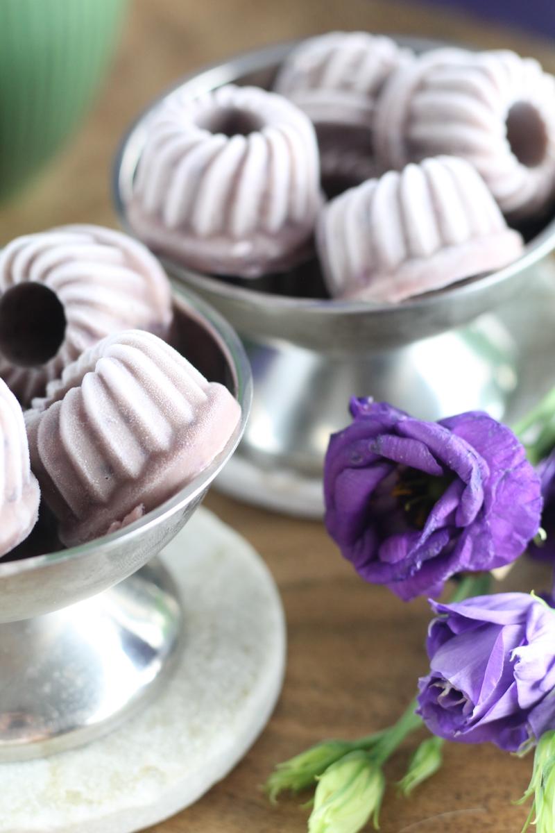 Rezeptbild: Aus Fliedersirup werden Flieder-Spritz und Blaubeer-Flieder-Eis