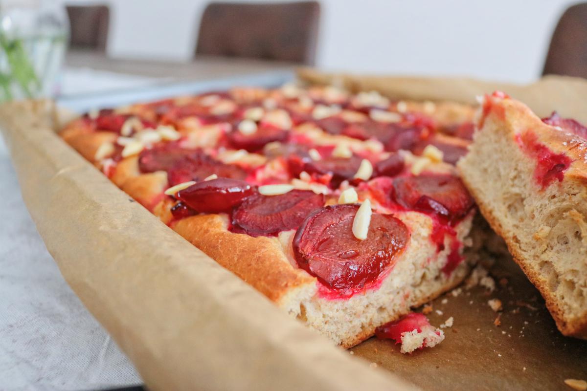 Rezeptbild: Luftiger Zwetschgen-Blechkuchen