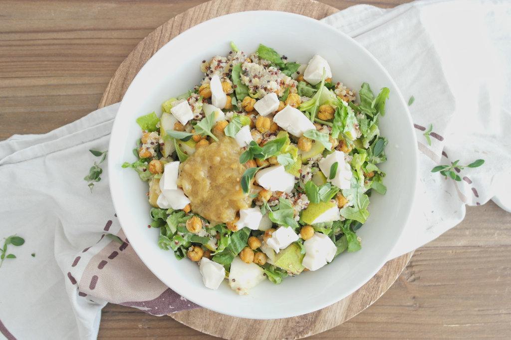 Rezeptbild: Quinoa-Salat mit gerösteten Kichererbsen, Birne und Ziegenkäse