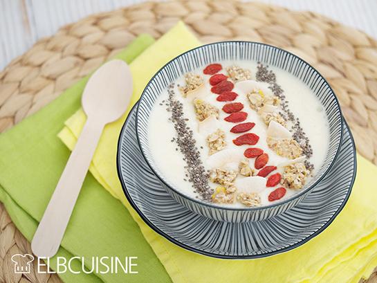 Rezeptbild: Colada-Smoothie-Bowl und vegane Leckereien beim traumhaften 6. Blogstammtisch im Kölln Haferland // Werbung