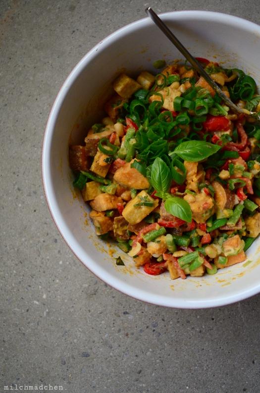 Rezeptbild: Thai-Süßkartoffel-Salat mit Paprika, Bohnen, Erdnüssen und Tofu