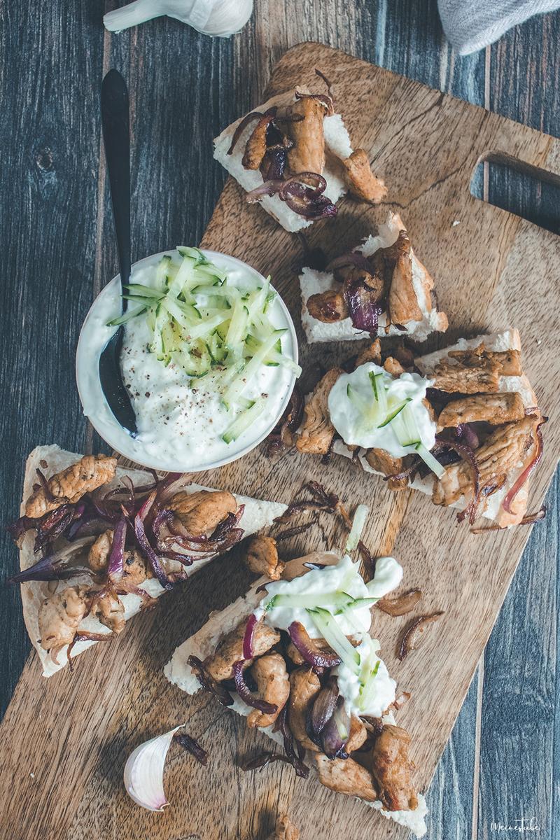 Rezeptbild: Geschnetzeltes auf Fladenbrot mit Tzatziki