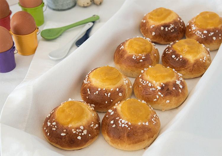 Rezeptbild: Süßes Hefegebäck gefüllt mit Apfel & Aprikose – Idee zum Osterbrunch