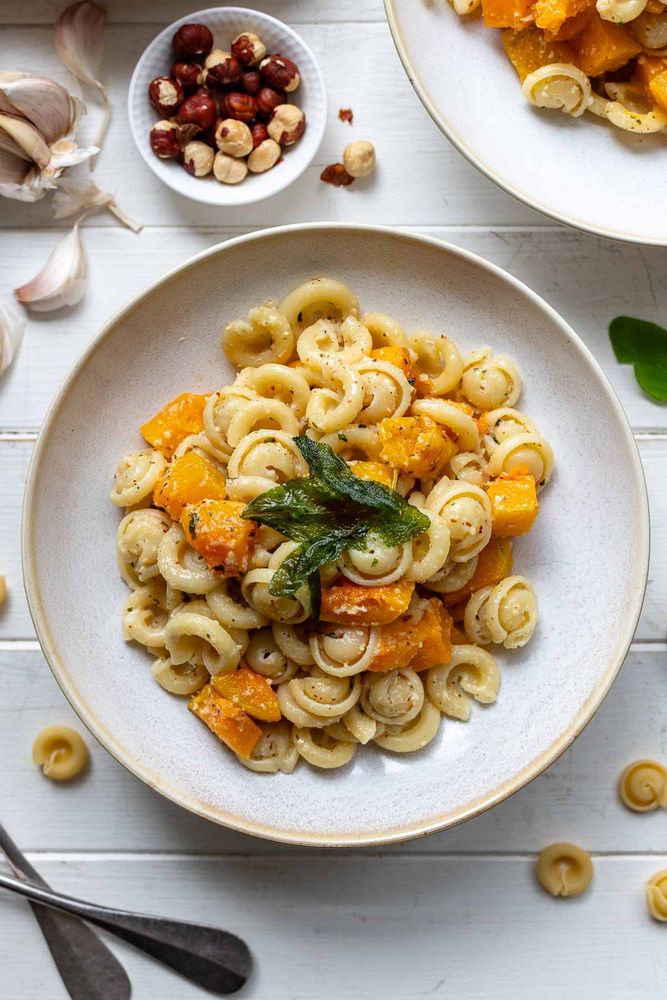 Rezeptbild: Butternut Kürbis Pasta mit Salbei-Haselnuss-Pesto