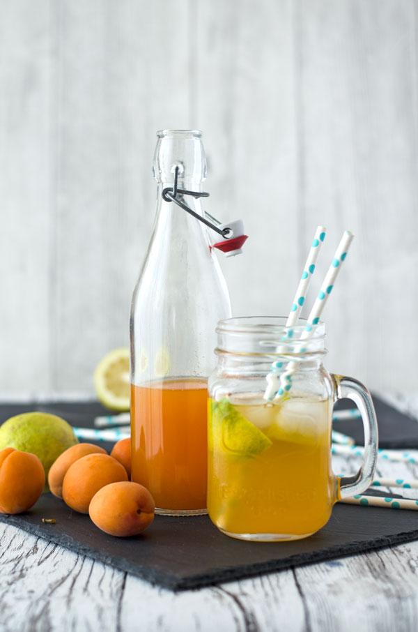 Rezeptbild: Aprikosenlimonade aus selbstgemachtem Aprikosensirup