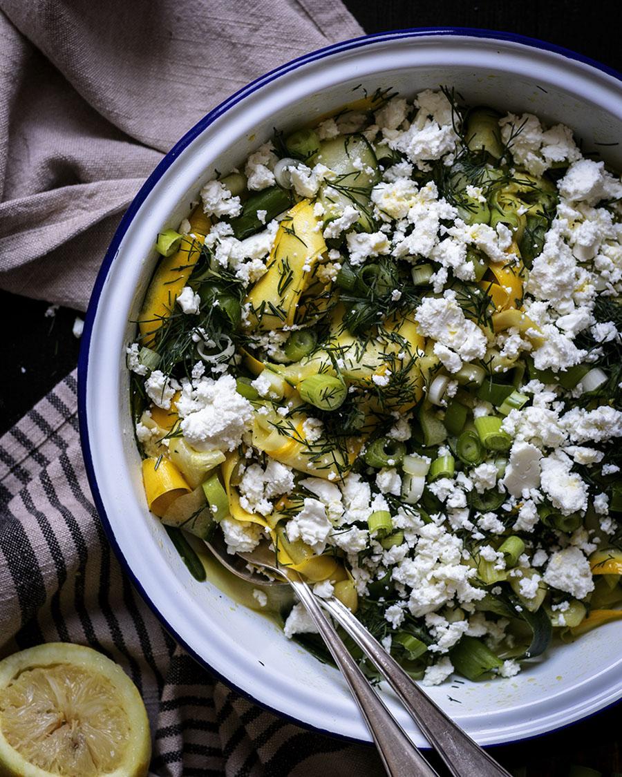 Rezeptbild: Marinierter Gurken-Zucchini-Salat mit Feta & Dill | Ein saisonaler Salatklassiker neu interpretiert