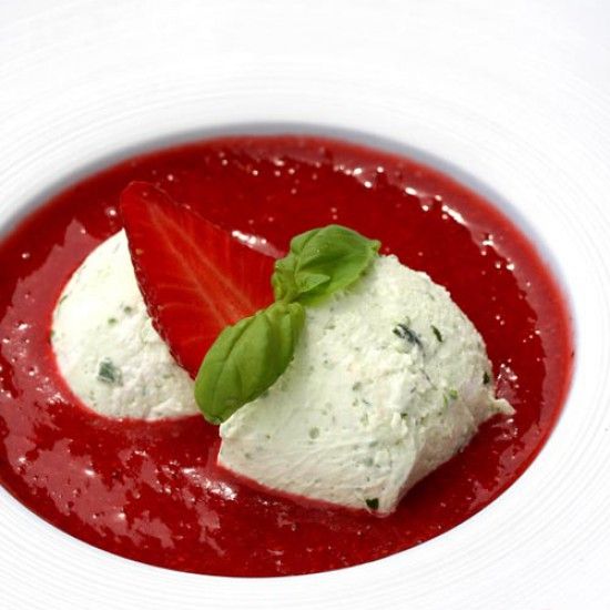 Rezeptbild: Basilikum-Mousse auf Erdbeerspiegel