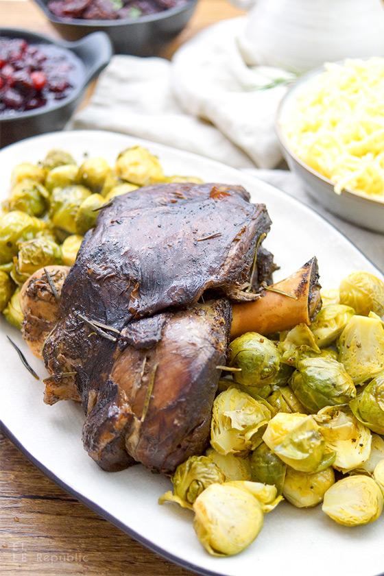 Rezeptbild: Geschmorte Lammkeule mit Rosmarin-Balsamico-Soße