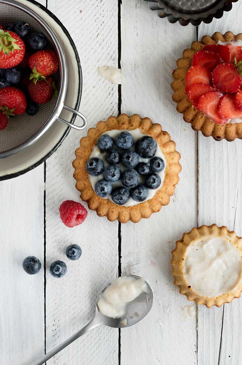 Rezeptbild: Torteletts mit Beeren und Vanillepudding