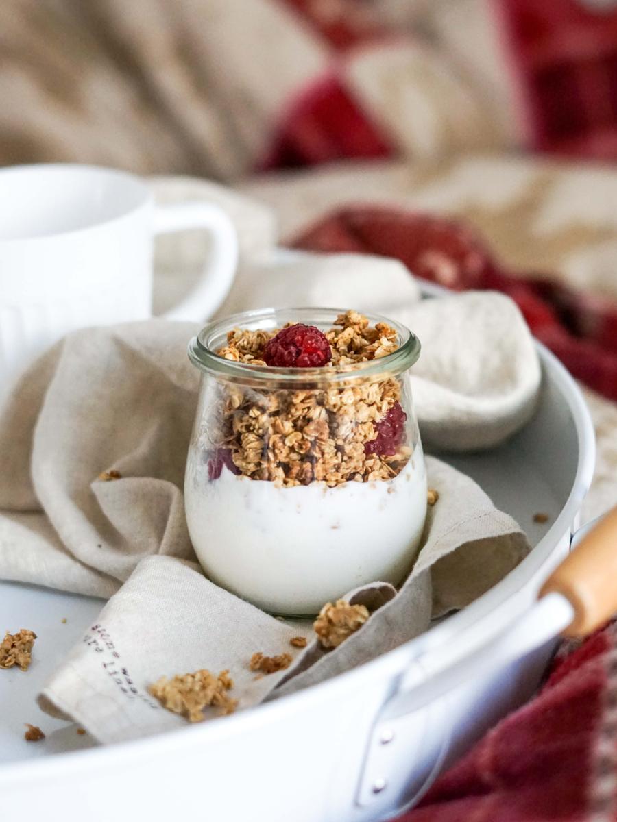 Rezeptbild: Joghurt mit Granola und Himbeeren – selbst gemachtes Müsli