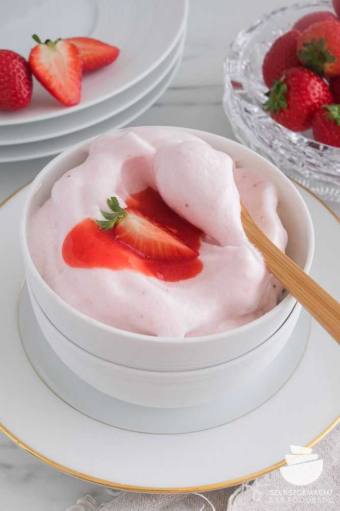 Rezeptbild: Fluffige Erdbeercreme aus 3 Zutaten