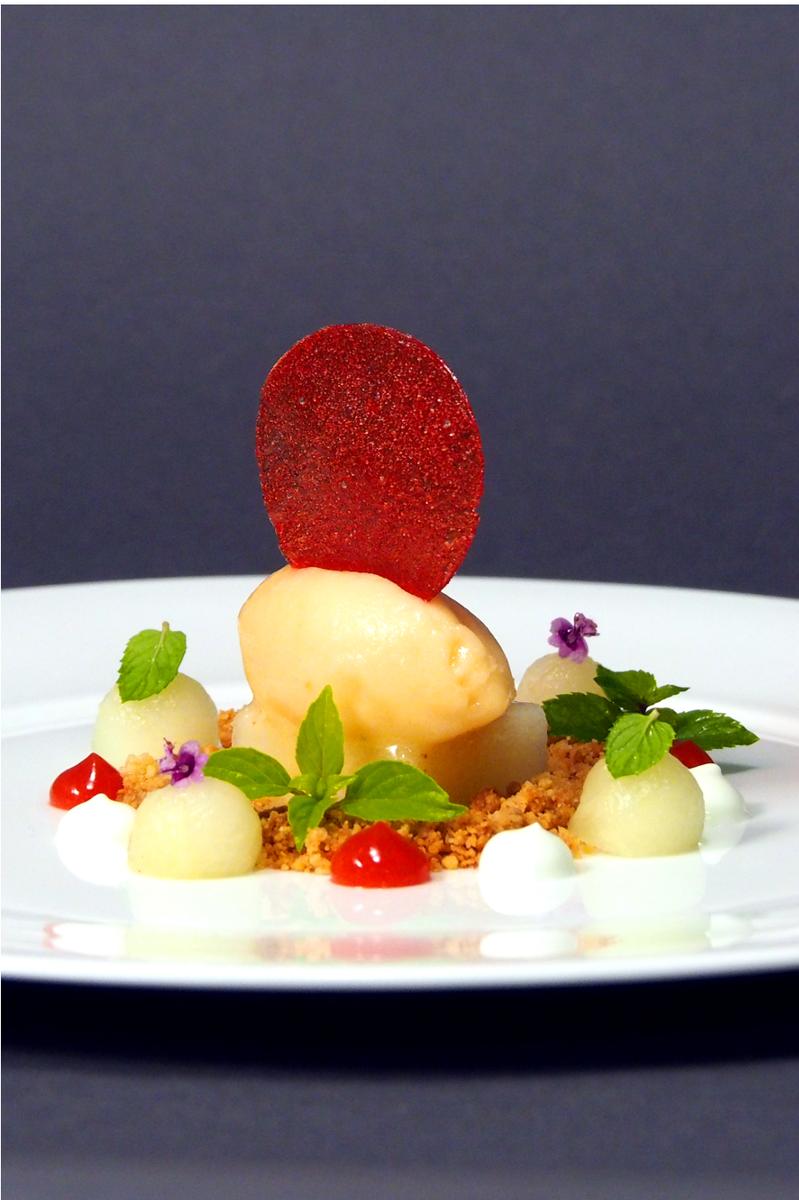 Rezeptbild: Melonensorbet, Erdbeere, Mandel und Joghurt