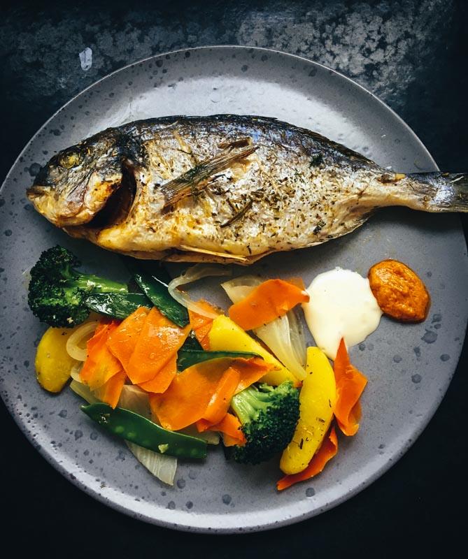 Rezeptbild: Dorade aus dem Ofen mit buntem Gemüse